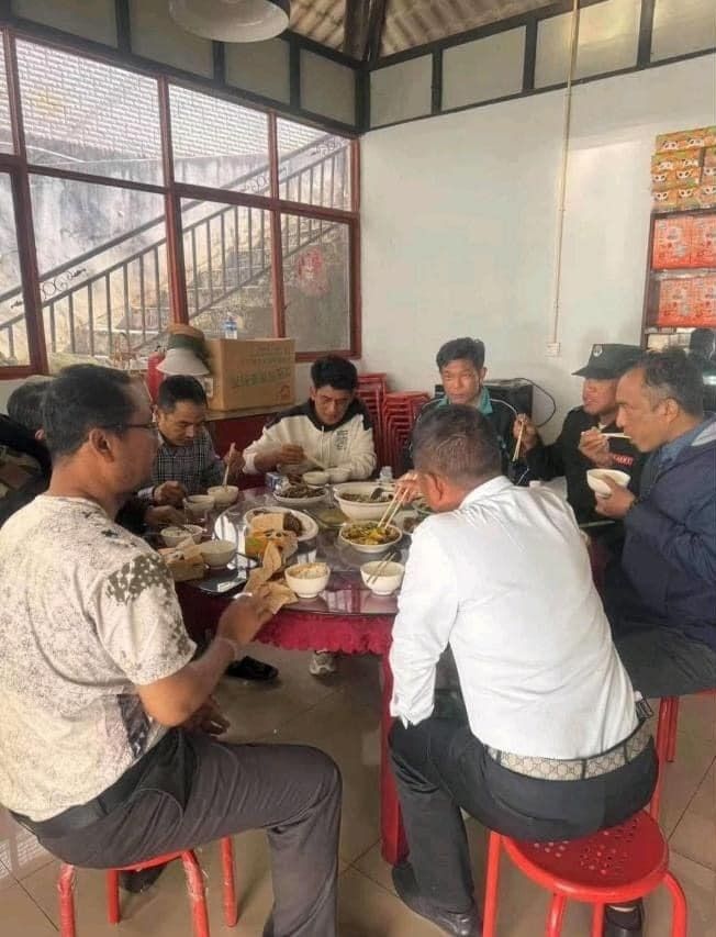 Six regime generals have lunch with MNDAA commanders after surrendering Laukkaing, 5 January 2024.(Photo: The MNDAA)